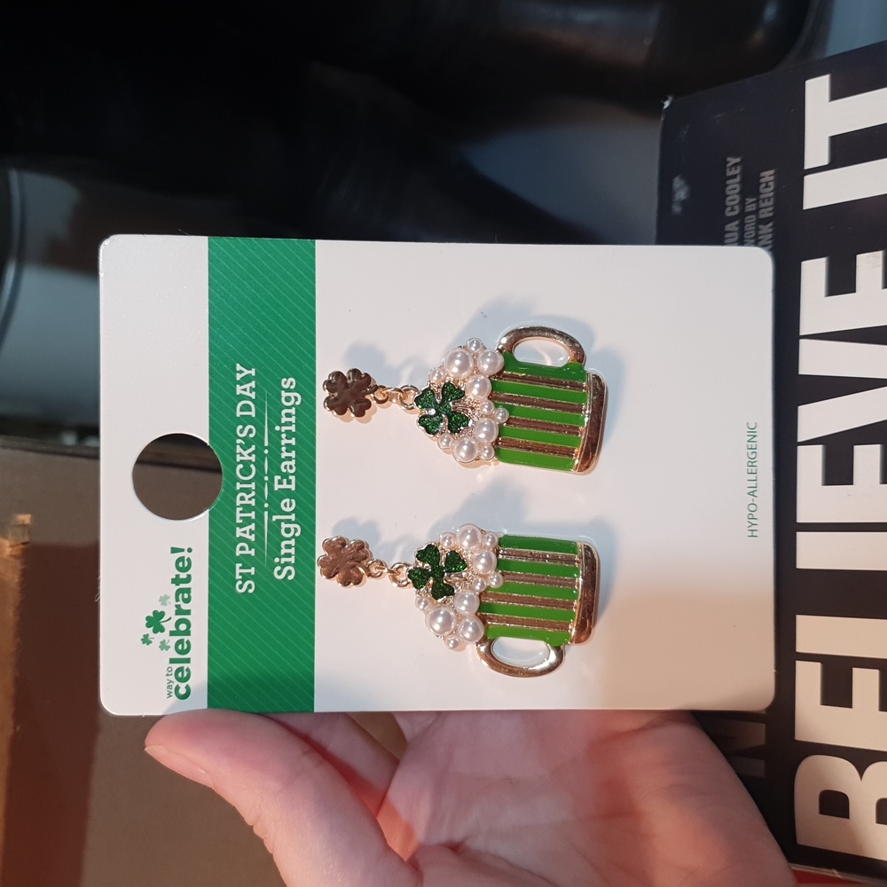 💜 St. Patrick's Day beer mug earrings NWT
